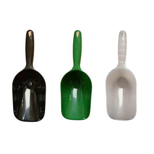 Set of three curved pet food scoops in black, green, and white, each holding 1kg of feed